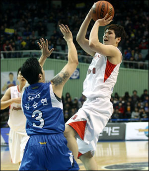  삼성 김승현(왼쪽)의 수비를 뚫고 슛을 시도하는 SK 권용웅