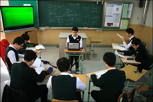 대전대신고등학교 2학년 학생 8명이 모여 교육과학기술부가 제시한 대책을 놓고 토의하고 있다. 