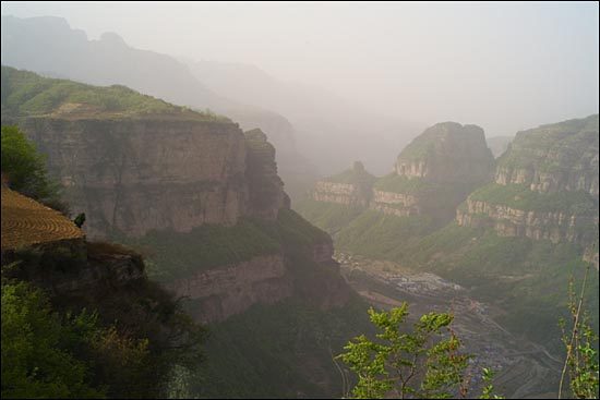 조선의용군이 항일 빨치산 투쟁을 하던 중국의 태항산. 수백미터 협곡이 있는 매우 험준한 산이다.  