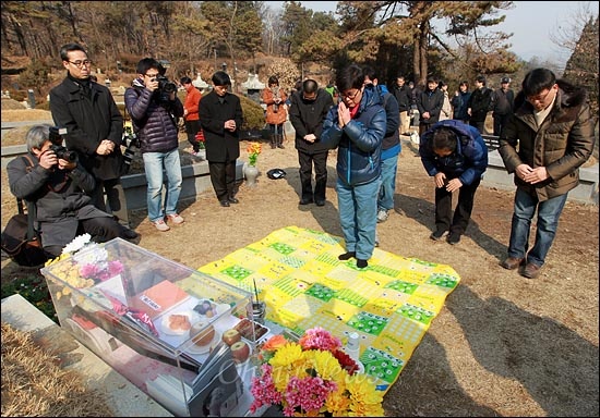  김진숙 지도위원, 송경동 시인, 정진우 진보신당 비정규실장과 쌍용차, 재능, 콜트콜택 비정규노동자들로 구성된 '어머니의 희망버스' 참가자들이 지난달 20일 오후 고 이소선 여사와 아들인 전태일 열사의 묘가 있는 경기도 마석 모란공원 민주열사묘역을 찾았다. 김진숙 지도위원, 송경동 시인, 정진우 진보신당 비정규실장 등 참가자들이 이소선 여사의 묘에 절을 하고 있다.