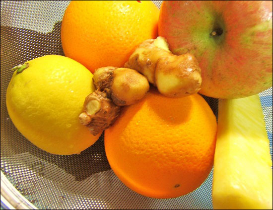 레몬, 오렌지, 사과,파인애플 같은 비타민이 많은 과일은 준비한다.
정향(혹은 생강), 계피를 준비한다.