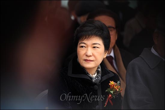 박근혜 새누리당 비대위원장이 21일 오전 서울 상암동 '박정희 기념·도서관'에서 열리는 개관식에 참석하고 있다.