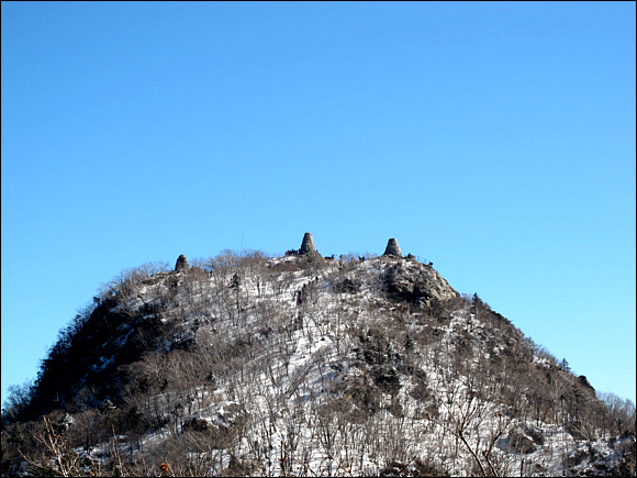 헬기장에서 바라본 치악산 정상 비로보 3개의 소원탑이 나란이 보인다. 
