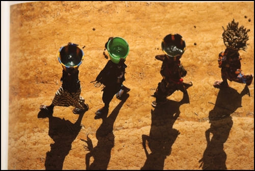 말리의 도곤족 여인들. 아프리카에서는 건기에 여인들과 소녀들은 집안일에 쓸 물을 긷기 위해 종종 약 11Km를 걸어갔다 온다. 