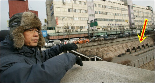 박 시장은 지난 1월 31일 서울성곽을 답사하는 길에 서울성곽의 일부인 오간수문을 둘러보았습니다. 그리고 박 시장은 사라진 오간수문 기초석들의 제자리 세우기를 강조하였습니다.  