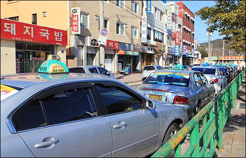  여수시외버스터미널 승강장에서 손님을 기다리는 택시들. 민심의 바로미터인 택시기사들은 정치에 무관심했다. 