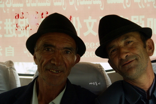 타쉬크루칸행 버스에서 만난 멋진 위구르 아저씨.