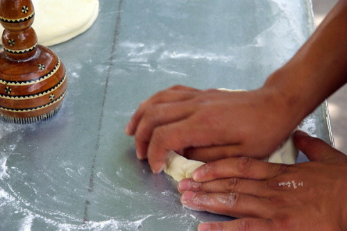낭을 만들기 위해 밀가루 반죽을 원형으로 모양을 만든다.
