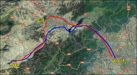  베이징에서 허베이 서북방향 위현과 줘루 1박2일 노선. 빨간색 노선이 첫째 날, 파란색이 둘째날.
