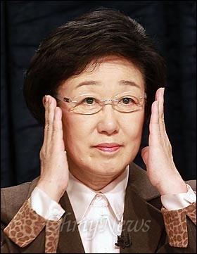 한명숙 민주통합당 대표가 2월 23일 오전 서울 여의도 63빌딩 시더룸에서 열린 방송기자클럽 초청 토론회에 참석해 안경을 고쳐쓰고 있다.