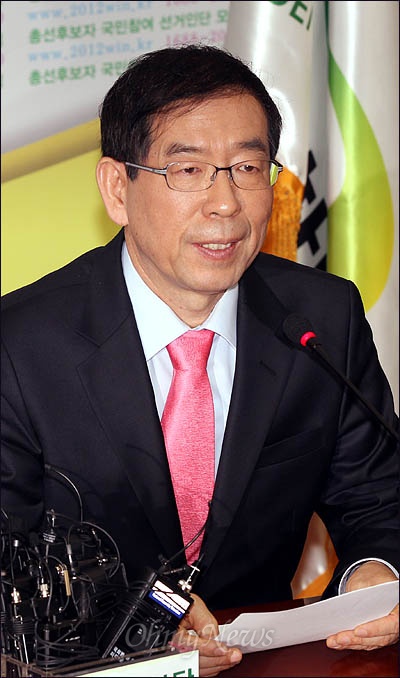 23일 민주통합당에 입당한 박원순 서울시장이 국회 당대표실에서 입당의 변을 밝히고 있다.