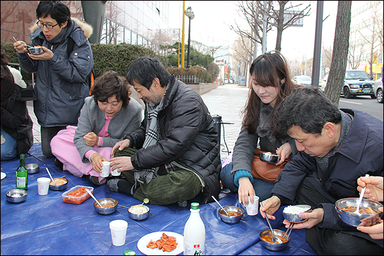 '거리의 철학자' 김상봉 교수(맨 오른쪽)와 김성환 삼성일반노조위원장(가운데)이 닭고기 매운탕으로 차린 점심을 먹고 있다.
