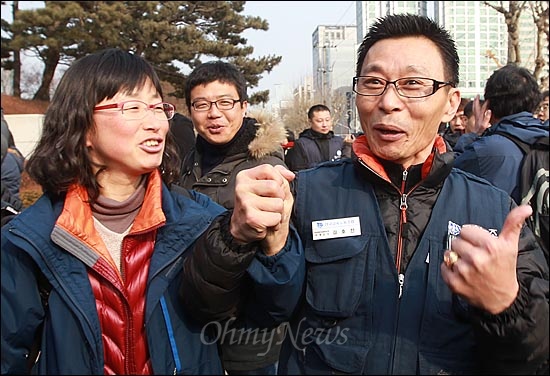 대법원이 현대차 사내하청은 불법 파견이고, 파견 노동자가 2년 이상 일하면 정규직으로 인정한다고 최종판결을 내린 가운데, 23일 오후 서울 서초구 대법원 앞에서 아산사내하청지회 김호선 회계감사와 김소연 금속노조 기륭전자분회장이 대법원의 판결에 기뻐하며 서로 손을 맞잡고 환하게 웃고 있다.