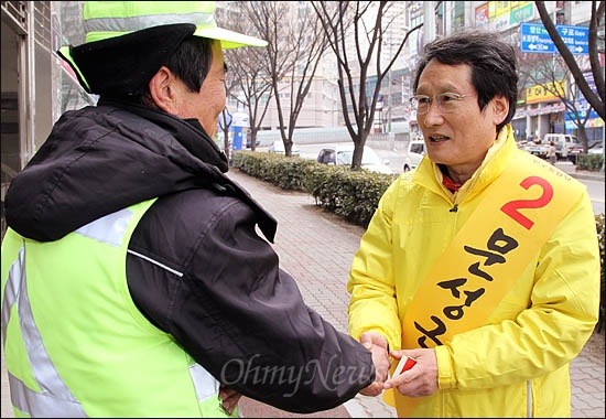 4.11 총선에서 부산 북강서을에 출마한 문성근 민주통합당 후보가 유권자들을 만나 지지를 당부하고 있다.