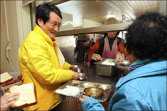4·11 총선에서 부산 북강서을에 출마한 문성근 민주통합당 후보가 21일 금곡동의 한 복지관을 찾아 배식봉사를 하고 있다.