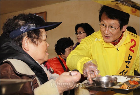 4·11 총선에서 부산 북강서을에 출마한 문성근 민주통합당 후보가 21일 금곡동 공창복지관을 찾아 배식봉사를 하고 있다.