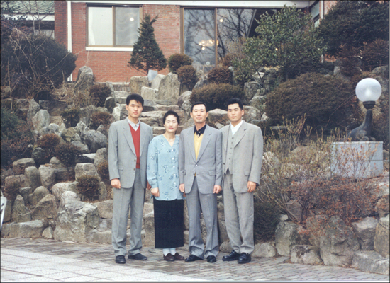 행복했던 김훈 중위 가족. 1998년 2월 24일, 그날 이후 이 가정의 행복한 일상은 사라졌다.