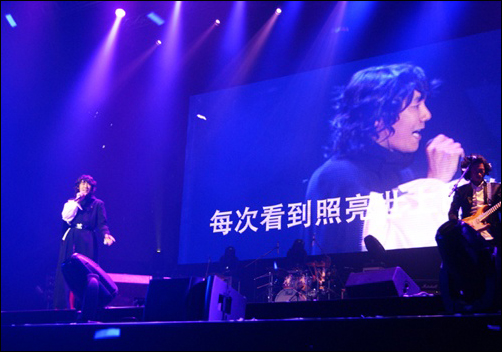  2월 18일 가수 김장훈의 첫 해외공연 '김장훈원맨쇼 in 상하이'가 중국 상해 장녕구에 위치한 국제체조중심에서 열렸다 
