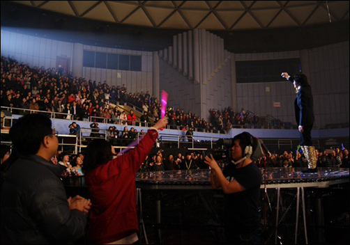  2월 18일 가수 김장훈의 첫 해외공연 '김장훈원맨쇼 in 상하이'가 중국 상해 장녕구에 위치한 국제체조중심에서 열렸다 
