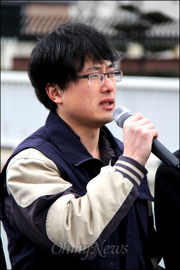 한국지엠(옛 지앰대우) 창원공장에서 사내하청 노동자로 있다가 해고된 진환(37)씨가 24일 오후 공장 앞에서 열린 기자회견에서 입장을 밝히고 있다.