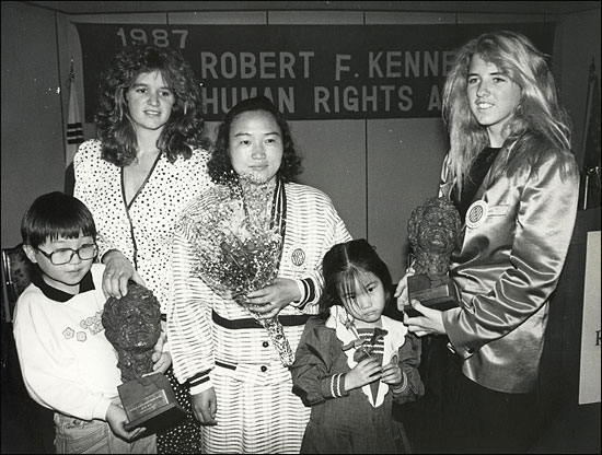 1988년 케리 케네디 대표로부터 '로버트 케네디 인권상'을 수여받은 인재근씨와 자녀들. (출처 - 김근태 블로그) 
