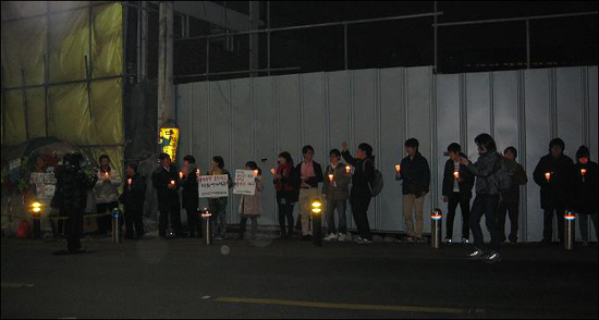 지난 2월 22일 저녁, 서울시 서대문구 북아현동 뉴타운재개발 지역 상가세입자 농성장에서는 지역 정당과 시민단체들이 함께하는 제3차 촛불집회가 열렸다. 