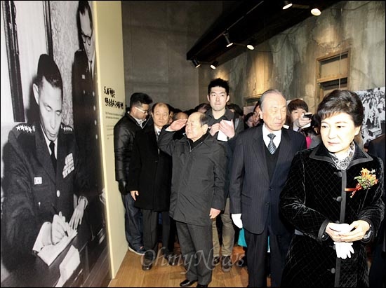박근혜 대통령이 새누리당 비대위원장이었던 지난 2012년 2월 21일 서울 상암동 '박정희대통령기념·도서관'을 둘러보고 있는 모습.