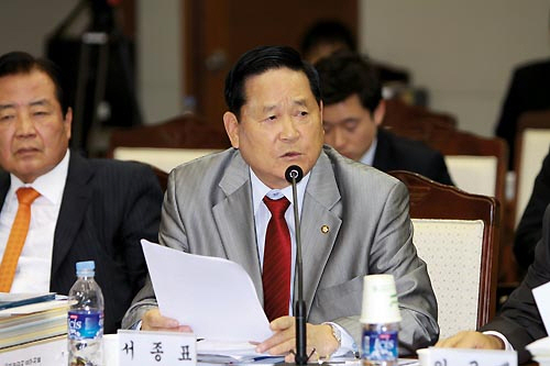 지난 해 국방부에 대한 국정감사에서 서종표 민주당 의원이 김훈 중위 사건에 대한 질의를 하고 있다.