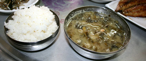 고봉밥에 우거지된장국도 넉넉하게 준다. 
