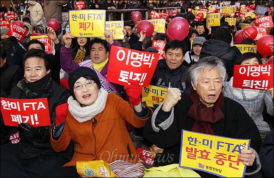 야5당과 한미FTA 저지 범국민본부 주최로 25일 오후 서울 청계광장에서 열린 한미FTA 반대집회에서 참가자들이 구호를 외치고 있다.  