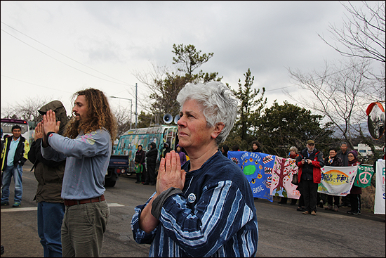 한 달 동안 강정마을에서 살며 주민들과 함께 투쟁하기로 한 미국 평화운동가 엔지 젤터. 해군기지 공사장 정문 앞에서 평화의 기도를 하고 있다.