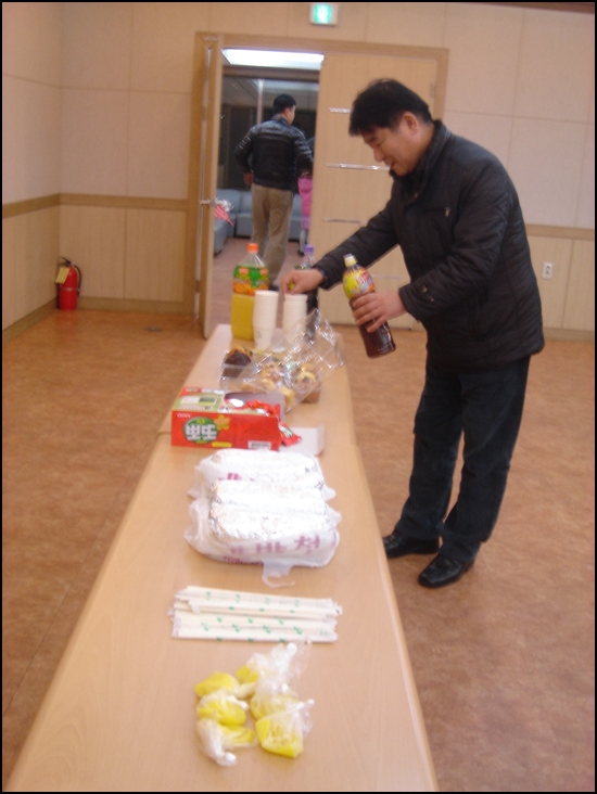 오마이뉴스 직원은 다른 분들을 위해 김밥과 빵,음료수를 준비해 두셨다.
