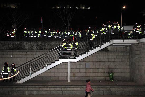 25일 저녁. 경찰은 '2012 국민승리 범국민대회'를 끝낸 집회 참가자들이 거리시위를 벌일 우려가 있다며 청계천에서 지상으로 올라오는 모든 계단을 철저히 차단하고 있다.