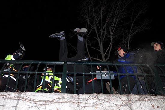 25일 저녁. 경찰은 청계천에서 지상으로 올라오는 모든 계단을 철저히 차단하자 이에 격분한 한 시민이 청계천 난감에 매달리자 경찰이 시민을 강제로 끌어내고 있다.