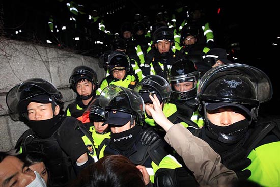 25일 저녁. 경찰은 '2012 국민승리 범국민대회'를 끝낸 집회 참가자들이 거리시위를 벌일 우려가 있다며 청계천에서 지상으로 올라오는 모든 계단을 철저히 차단하고 있다.