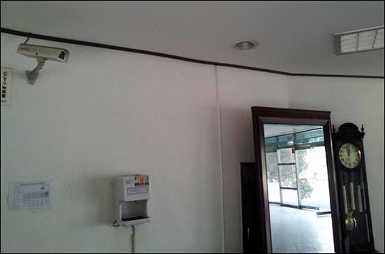 한 고등학교 1층 현관 쪽에 있는 CCTV.