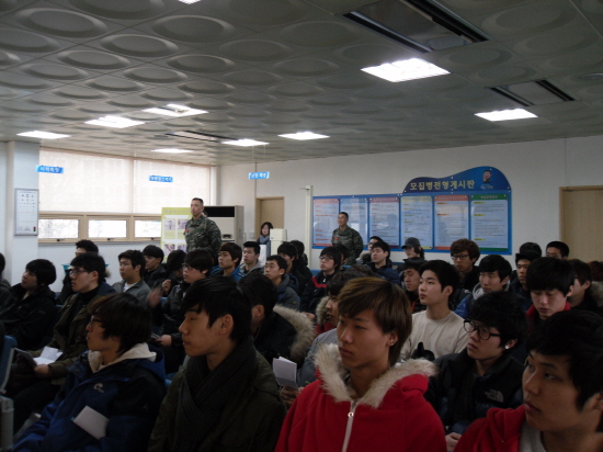 2월 23일 인천징병검사장에서 실시한  해병대 지원자들이 사전 설명을 듣고 있다. 
