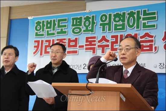  6.15공동선언실천 남측위원회 경남본부와 경남진보연합은 27일 오전 경남도청 브리핑룸에서 기자회견을 열고 "키리졸브?독수리(KR/FE)연습과 한미연합상륙훈련(쌍룡훈련) 중단"을 촉구했다.