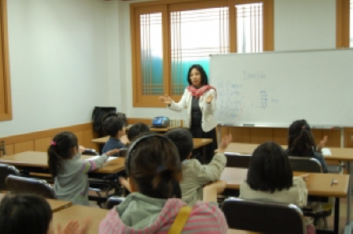 지역의 초등학생들에게 결혼이민자 여성이 영어회화를 가르치고 있다. 무엇보다도 그녀들의 자녀들이 자랑스러워한다고. 자신의 엄마가 선생님이라면서.