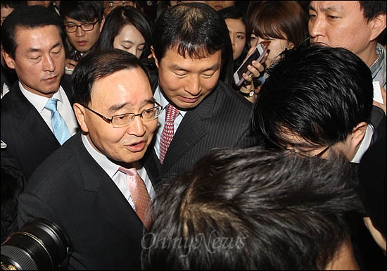 정홍원 새누리당 공천위원장이 지난 2월 27일 오전 1차 공천자 명단을 발표한뒤 취재진에 둘러싸인채 질문공세를 받고 있다.