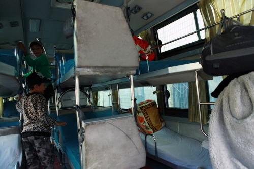 2층 침대로 구성 된 국제버스 내부.