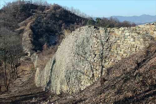 삼년산성 서쪽 성벽의 모습