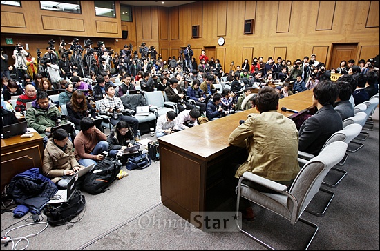  28일 오후 서울 여의도 KBS신관 국제회의실에서 열린 1박2일 기자간담회에서 백여 명의 기자들이 취재경쟁을 하고 있다.