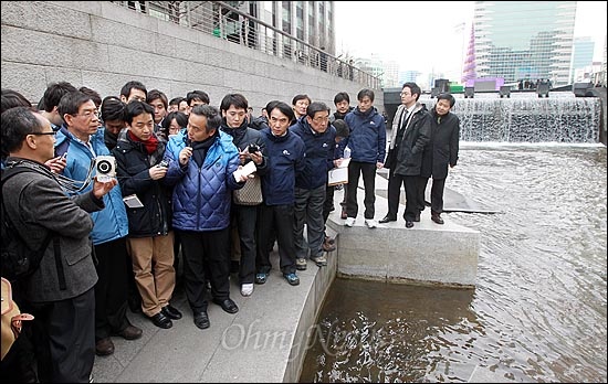  박원순 서울시장이 28일 오후 서울 종로구 청계천에서 박창근 관동대 토목공학과 교수로부터 청계천의 잘못된 설계에 대해 설명을 듣고 있다.