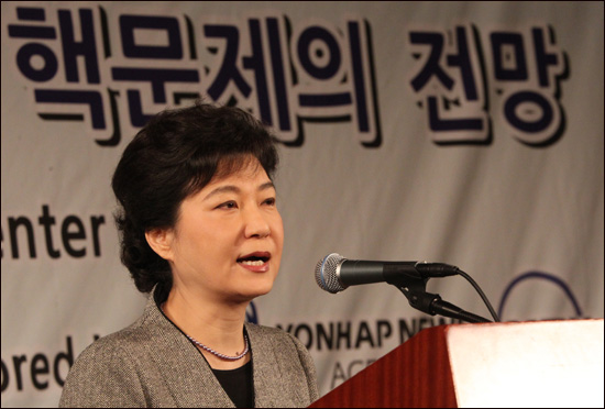 지난 2012년 2월 28일 당시 새누리당 박근혜 비상대책위원장이 "북한이 국제사회의 책임있는 일원이 돼 한국 및 주변국과의 신뢰를 쌓도록 '한반도 신뢰 프로세스'를 추진해야 한다"고 발언하고 있다.