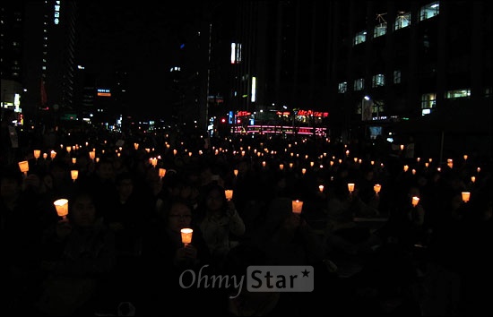 <촛불이 빛나는 밤에> 28일 오후 청계광장서 MBC 노동조합 문화제 <촛불이 빛나는 밤에>에서 관객들이 촛불을 들고 현장을 지켜보고 있다.