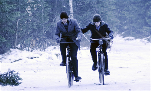 겨울은 자전거가 타기 불편한 계절이다. 그런데도 겨울 내내 자전거를 타는 사람들이 있었다. 무슨 이유 때문에 그랬을까. 사진은 2차대전 당시 네덜란드를 배경으로 한 영화 '전시의 겨울'(2008).