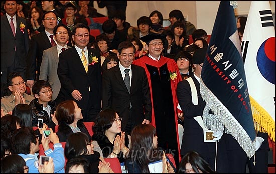  박원순 서울시장과 이건 서울시립대총장이 29일 오전 서울 동대문구 서울시립대학교 대강당에서 열린 '2012학년도 서울시립대 입학식'에 신입생들과 학부모, 재학생들의 박수를 받으며 행사장으로 입장하고 있다.
