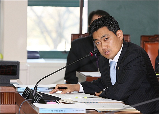 4·11 총선 서울 관악을 오신환 예비후보가 서울시의원 시절 시의회에서 질의하는 모습.