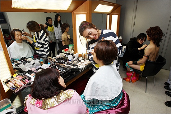  29일 오후 서울 등촌동 SBS공개홀에서 열린 개그투나잇 연습실 현장공개에서 출연진들이 분장을 하고 있다.